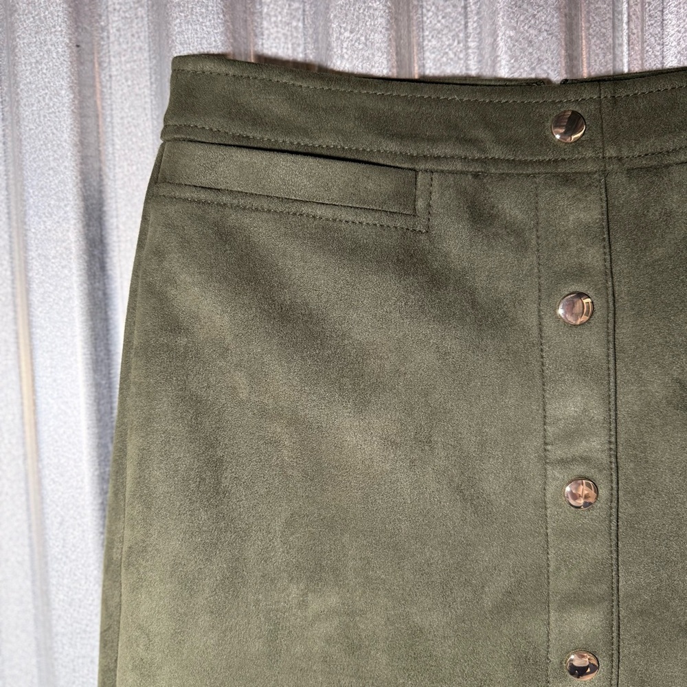 NWOT LOFT Olive Green Faux Suede Button Detail Mini Skirt, size 2, 60's 70's - Picture 6 of 9